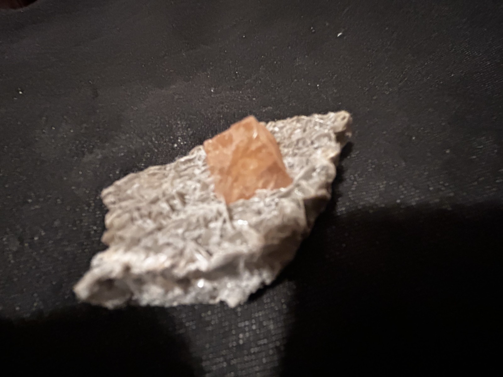 KB: SW FL BRIGHT BLUE/WHITE & LW ORANGE SCHEELITE XLS. FROM PINGWU MINE, CHINA