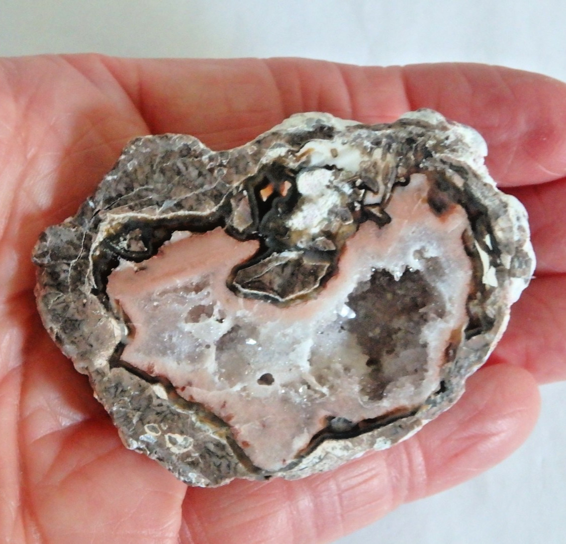 Unusual Baker Egg Geode Hermanus Ranch Columbus MN 65 grams half geode
