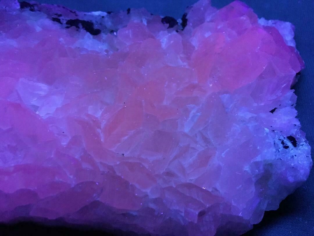 KB: BRIGHT! UNUSUAL SW FL. & PHOS. PINK & WHITE CALCITE XLS. FROM GENOVA, ITALY