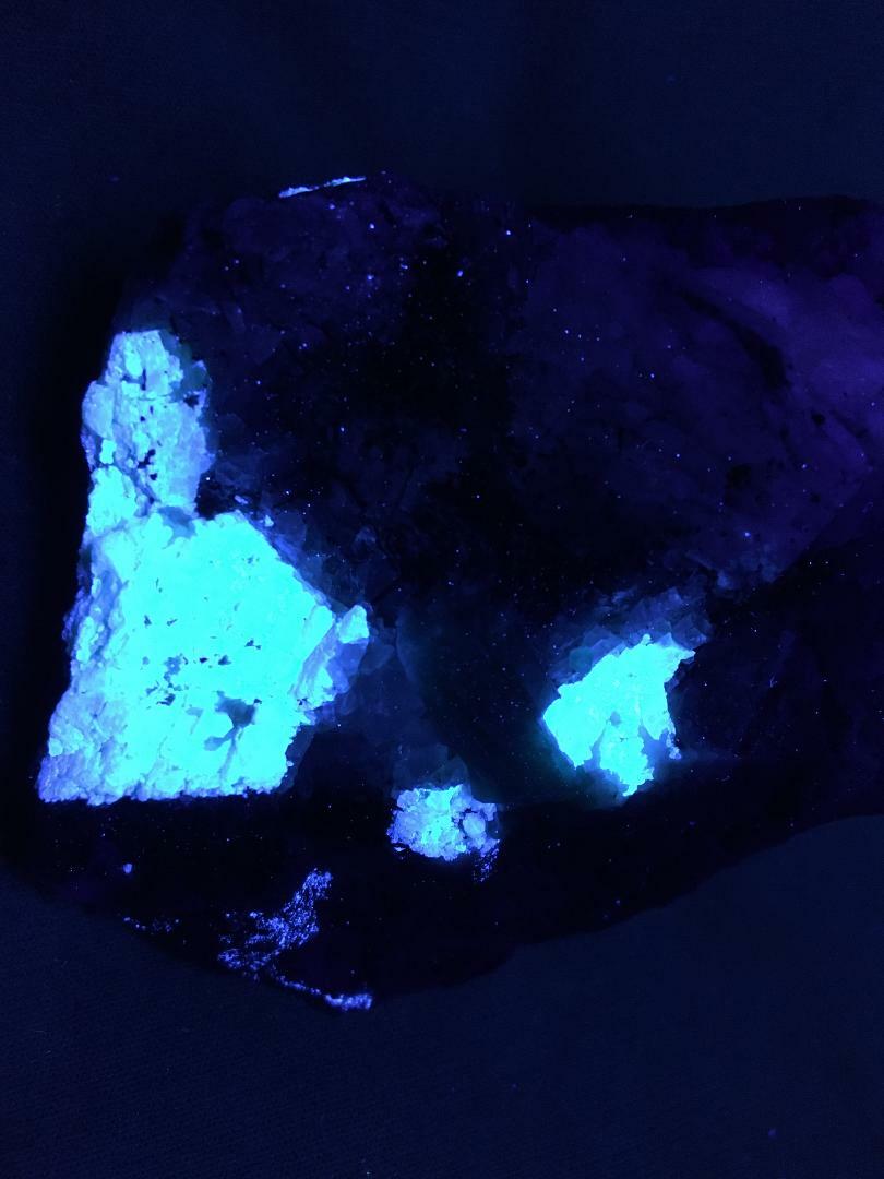 KB: SW FL BRIGHT BLUE/WHITE SCHEELITE W/ EMERALD FROM YUNNAN PROVINCE, CHINA