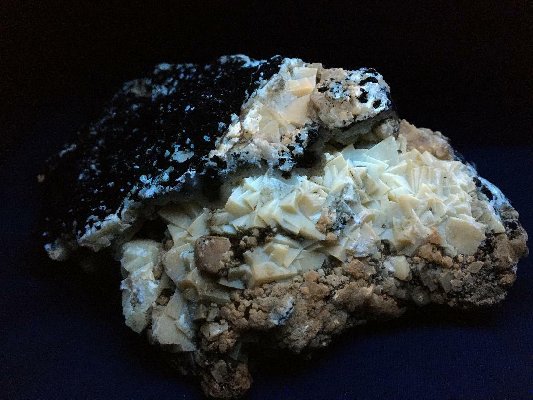 KB: BRIGHT! FL. YELLOW/WHITE & WHITE SW/LW/PHOS. CALCITE XLS. ON MATRIX, OREGON