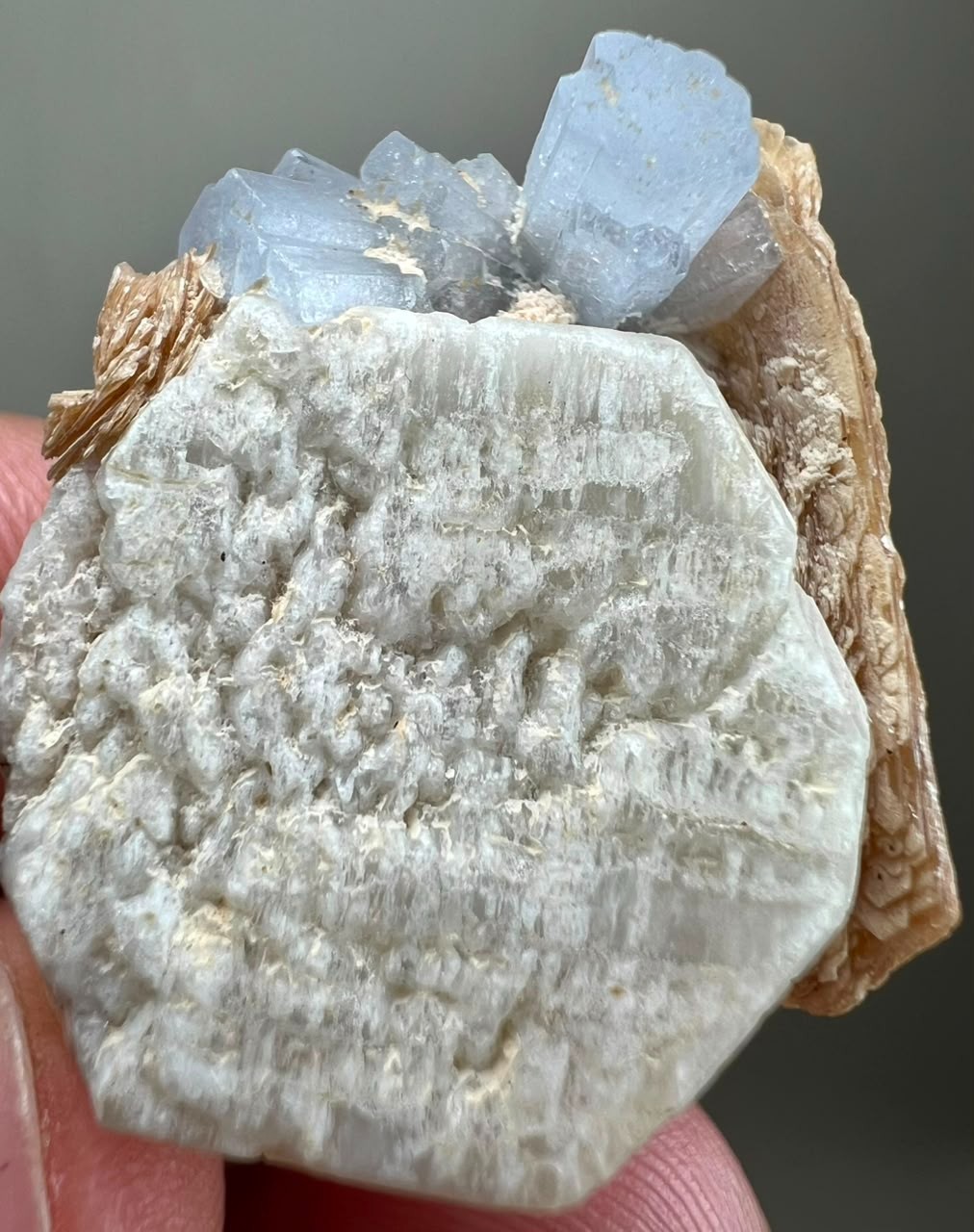 52CT, Top Quality! Natural Sky Blue Aquamarine Crystals with mica on matrix ,PAK