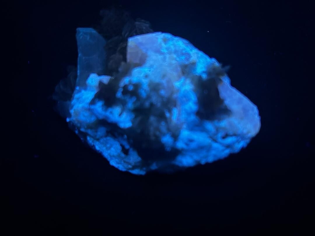 KB: GREAT! SW FL BRIGHT BLUE/WHITE, LW ORANGE SCHEELITE, SICHUAN PROVINCE, CHINA