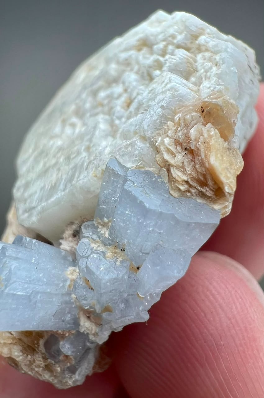 52CT, Top Quality! Natural Sky Blue Aquamarine Crystals with mica on matrix ,PAK