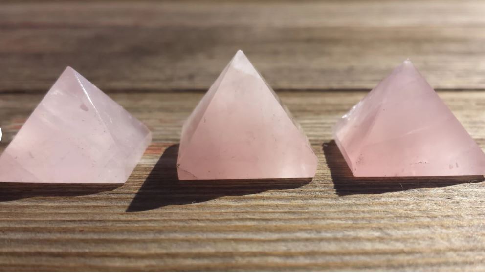 NATURAL ROSE QUARTZ SMALL GEMSTONE PYRAMID 20-22mm