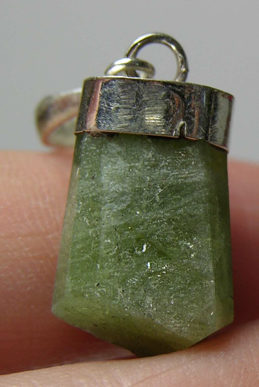 #14 Pakistan 13.60ct 100% Natural Peridot Crystal Specimen Pendant 2.70g 16.00mm