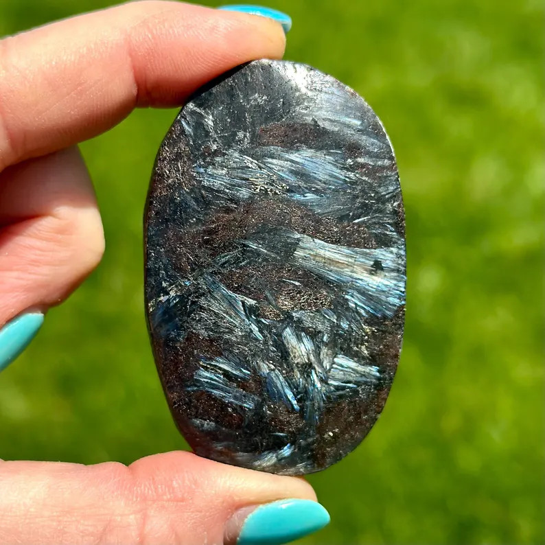 Natural Arfvedsonite Palm Stone Polished Fireworks Reiki Mineral Home Decoration