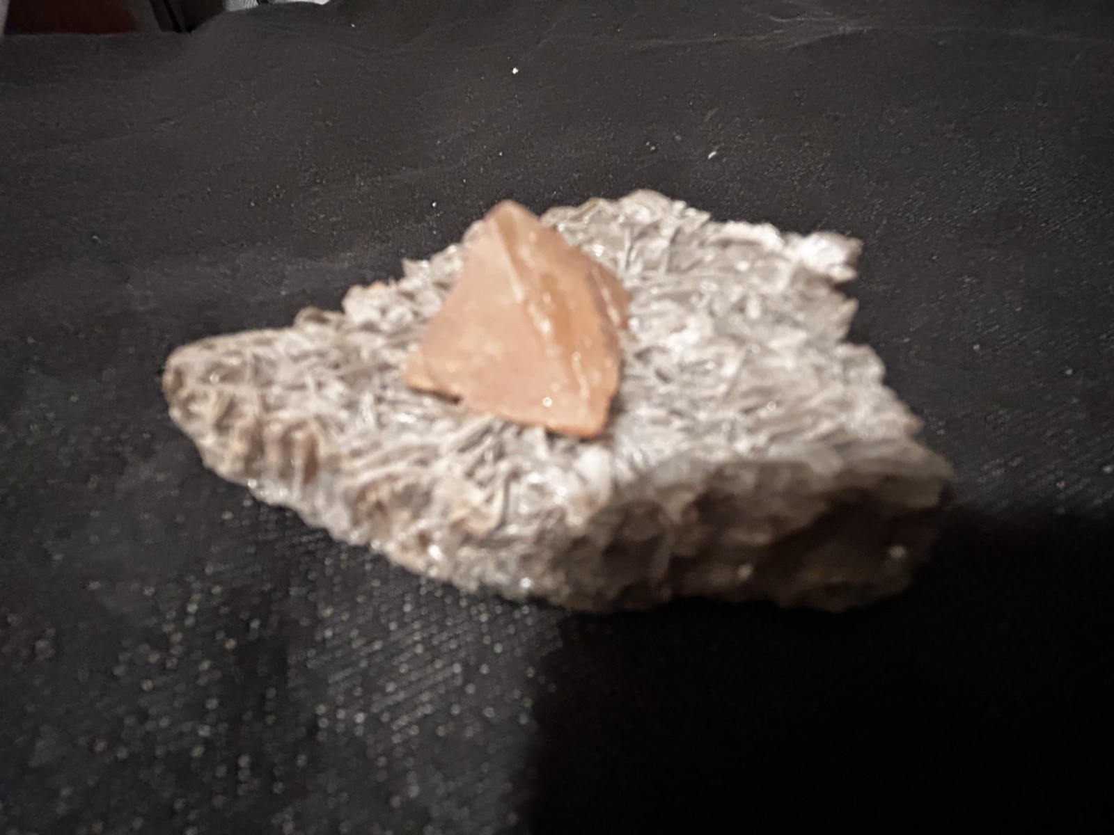 KB: SW FL BRIGHT BLUE/WHITE & LW ORANGE SCHEELITE XLS. FROM PINGWU MINE, CHINA