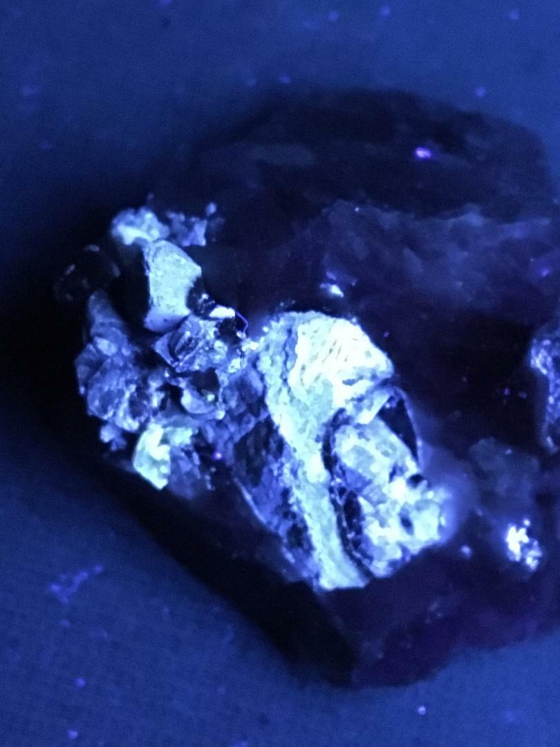 KB: FANTASTIC AND BRIGHT FL. BLUE/WHITE SW SCHEELITE ON MATRIX FROM GERMANY