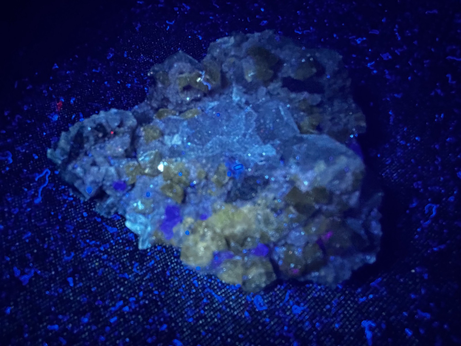 KB: SW FL BRIGHT BLUE/WHITE XLS OF SCHEELITE ON MATRIX, HUNAN PROVINCE, CHINA