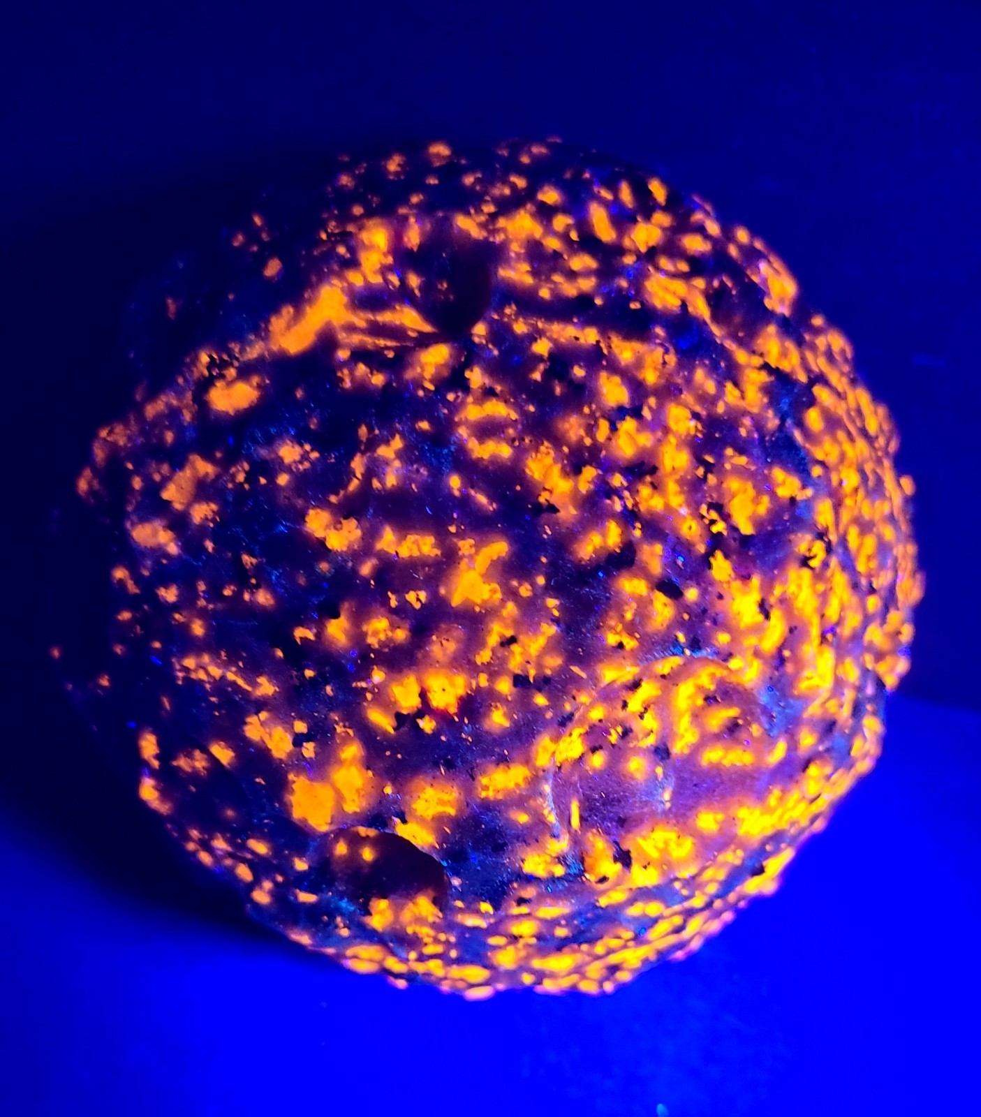 XXL 4″ 1,166g 100mm UV Reactive Glow Yooperlite Full Moon Stone Carving