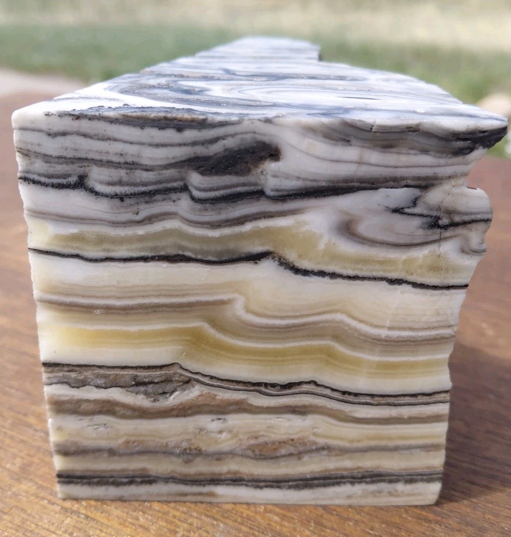 Zebra Calcite Polished Crystal Pyramid 2 3/4Lb Bands UV+ 4 3/4″× 3 1/2″ ×3 1/2