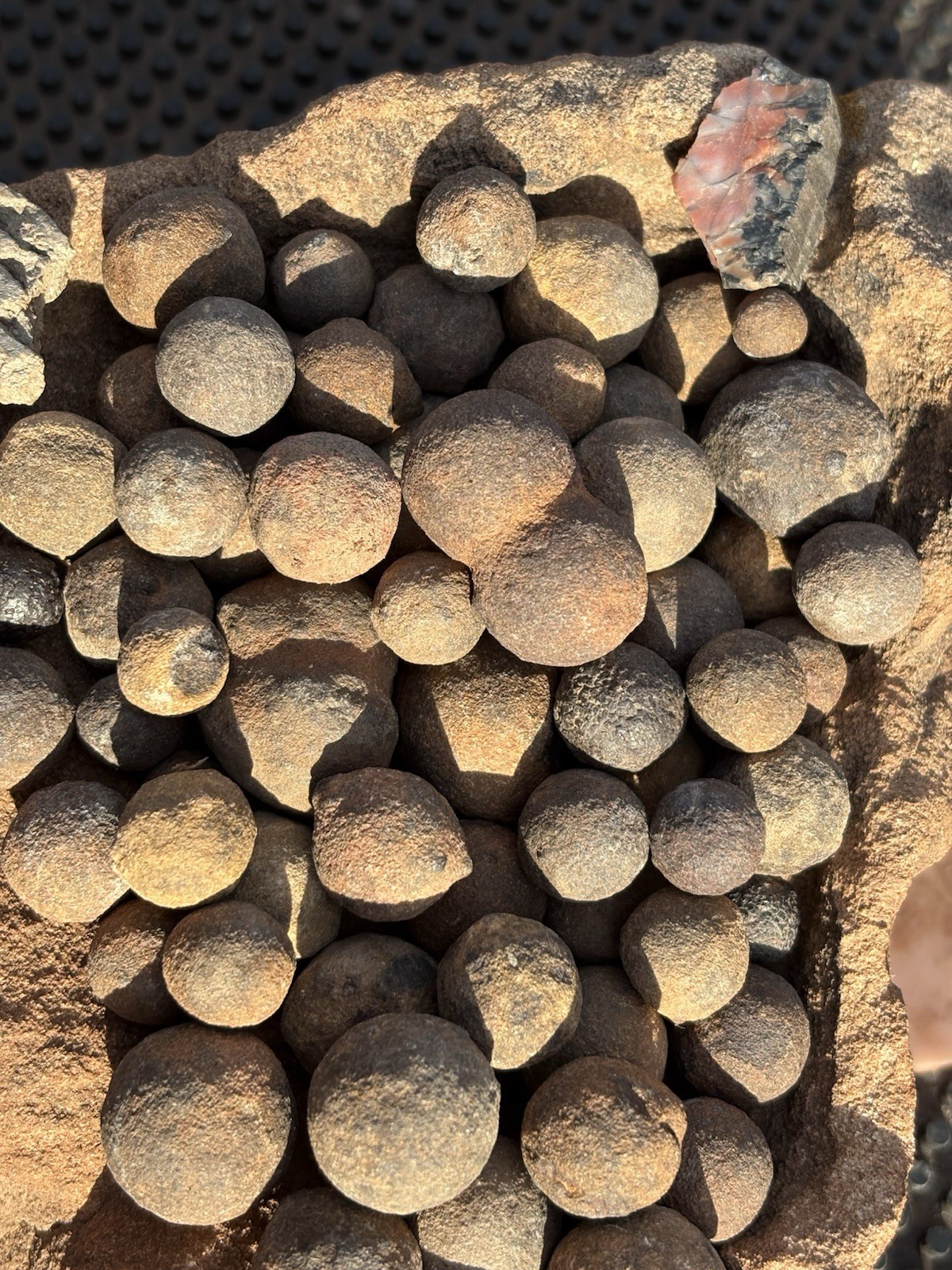 ☘️RR⛏️: Moqui Marbles/Shards On Sandstone Base High Desert Northeast Az. 6.75 Lb