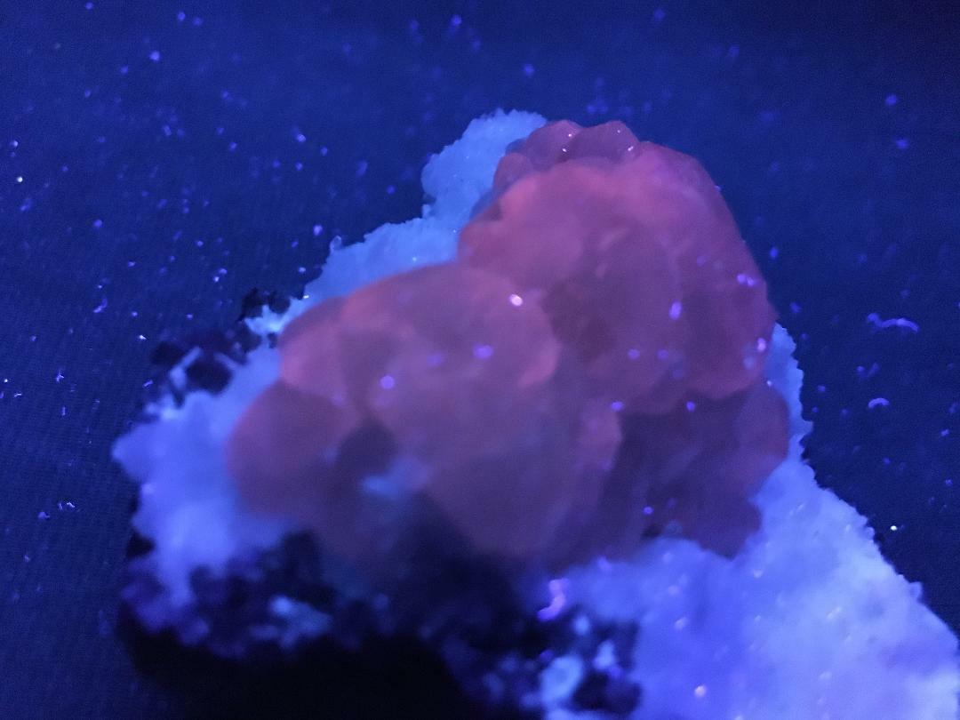 KB: BRIGHT SW FL. RED CALCITE XLS. ON FL. SW WHITE ARAGONITE MATRIX POONA, INDIA