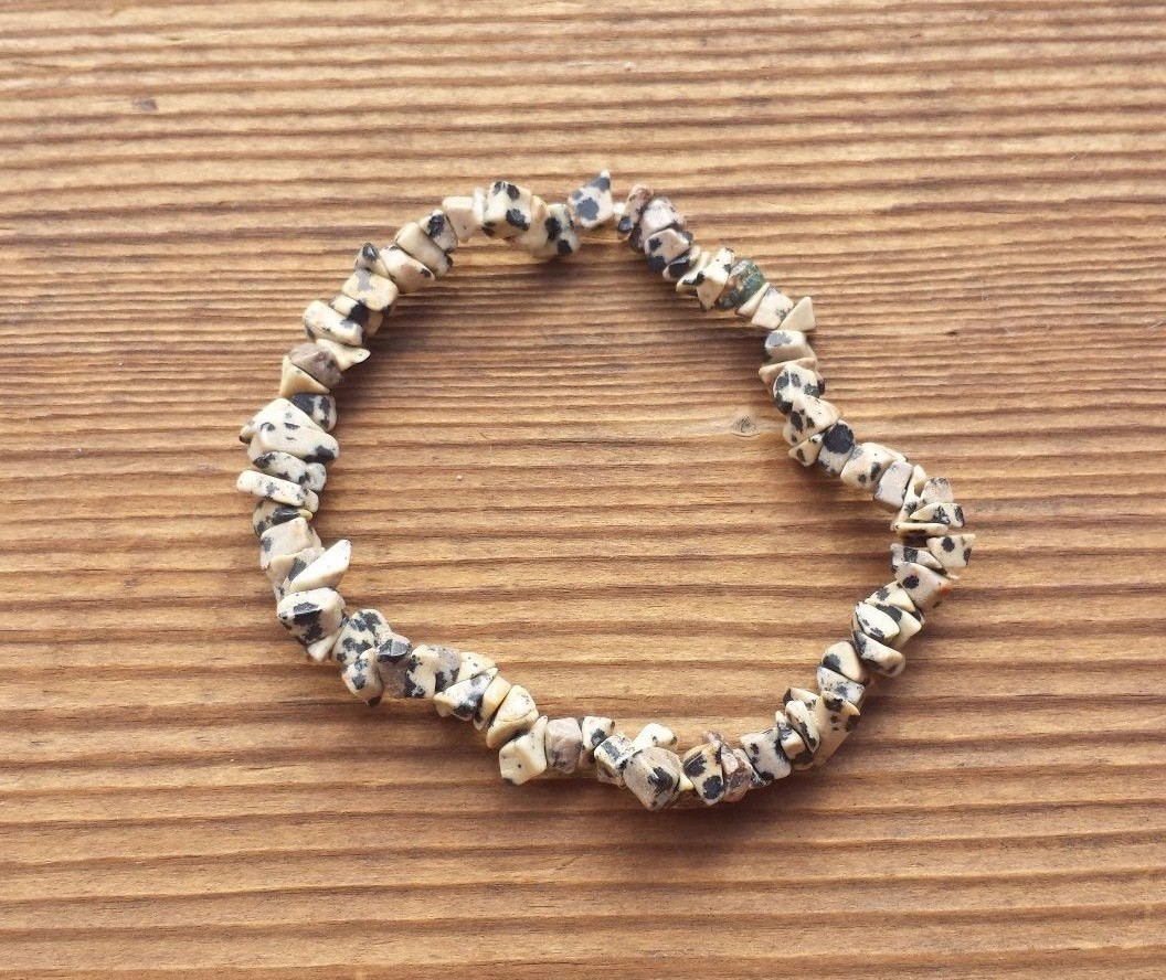 NATURAL DALMATIAN JASPER STONE GEMSTONE STRETCHY CHIP BRACELET
