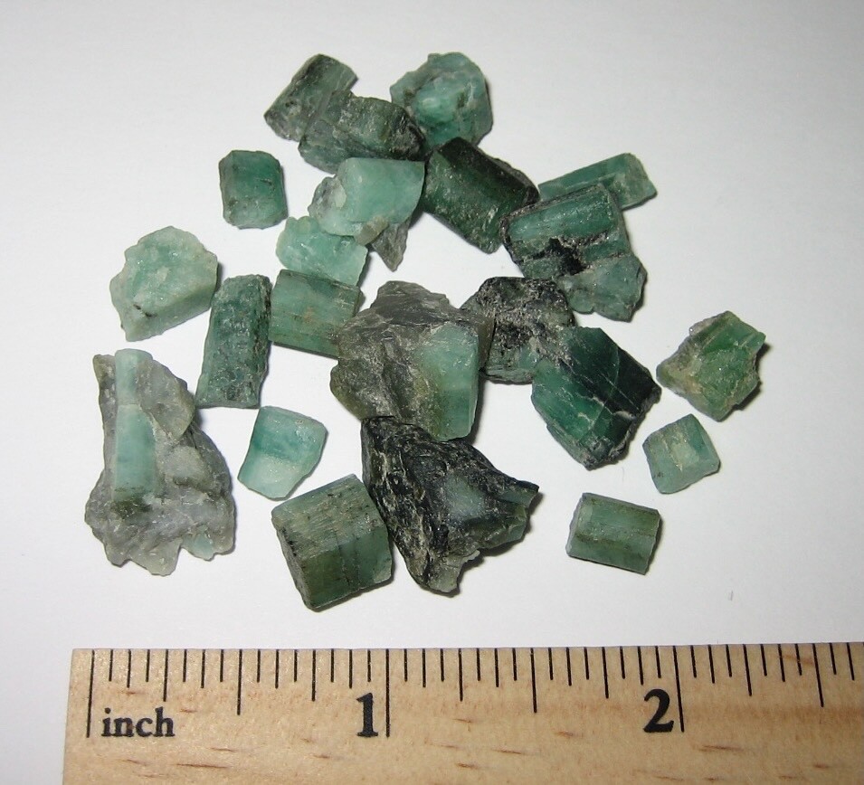 22 BEAUTIFUL NATURAL 0.2″- 0.5″ EMERALD GREEN BERYL CRYSTALS BRAZIL 22.4grams *A