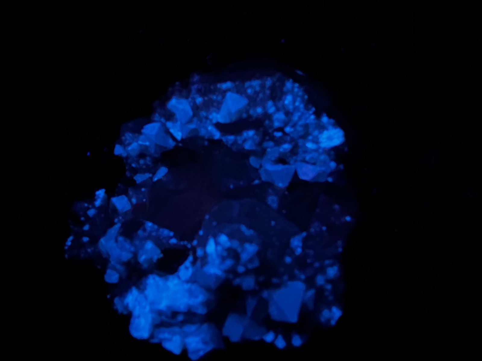 KB: SW FL BRIGHT BLUE/WHITE XLS OF SCHEELITE ON MATRIX, HUNAN PROVINCE, CHINA