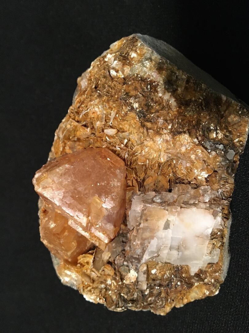 KB: SW FL BRIGHT BLUE/WHITE XL OF SCHEELITE ON MATRIX PINGWU MINE, SICHUAN CHINA