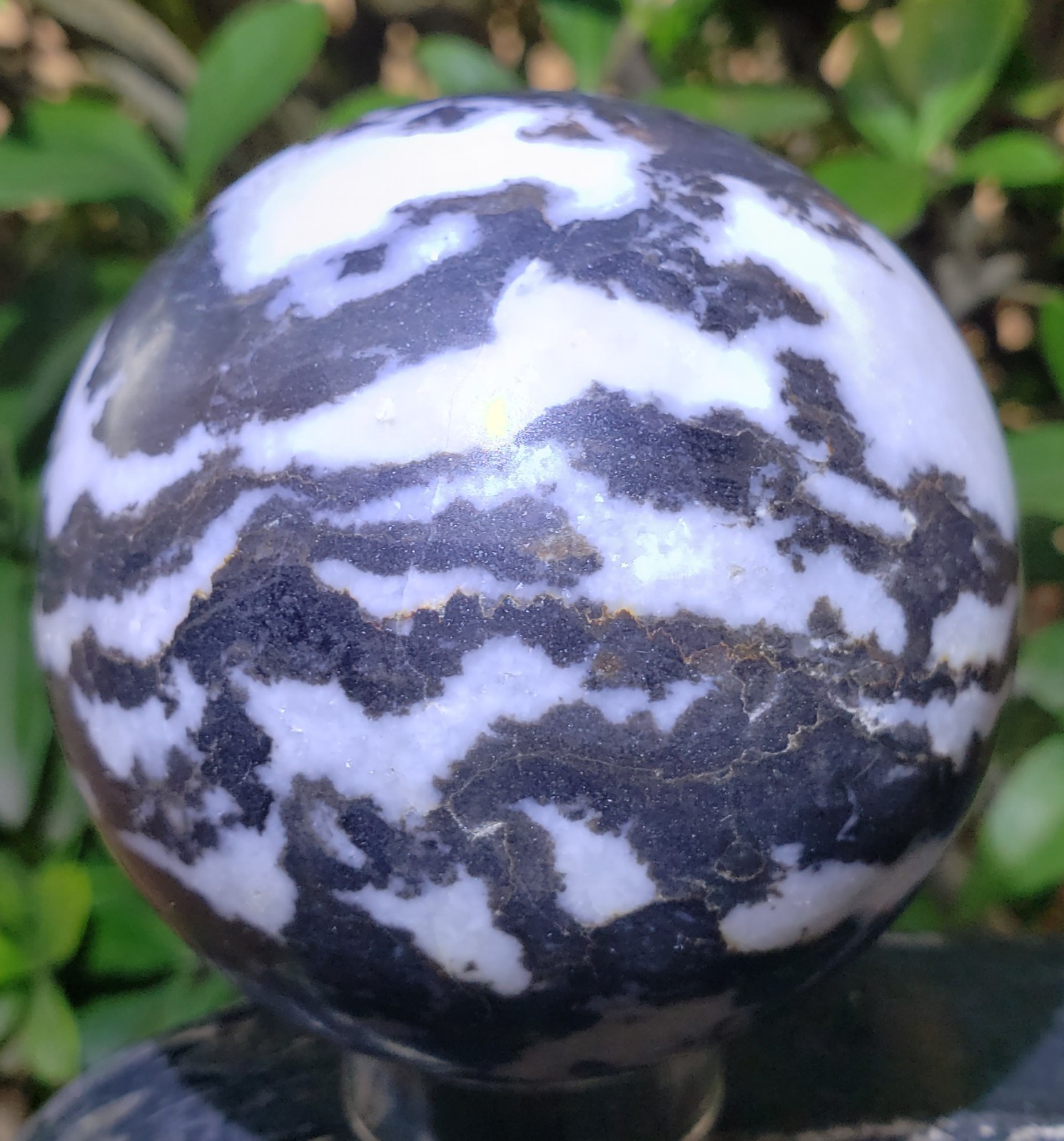 2.9″ Zebra Jasper Chalcedony Crystal Sphere Orb Ball Phosphorescent UV, 594g