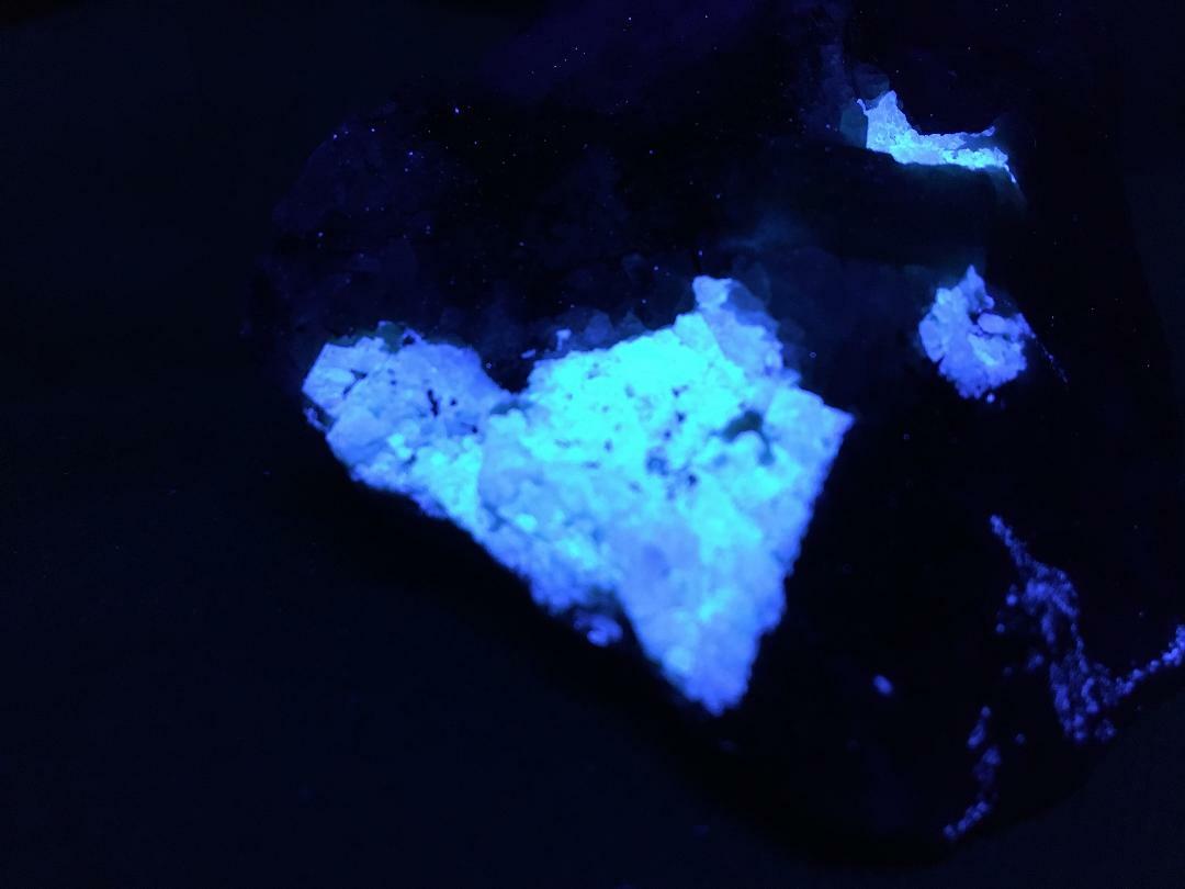 KB: SW FL BRIGHT BLUE/WHITE SCHEELITE W/ EMERALD FROM YUNNAN PROVINCE, CHINA