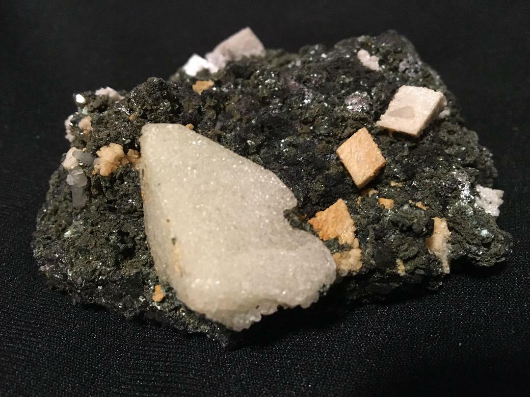 KB: SW FL BRIGHT WHITE & YELLOW/WHITE XL SCHEELITE FROM INNER MONGOLIA, CHINA