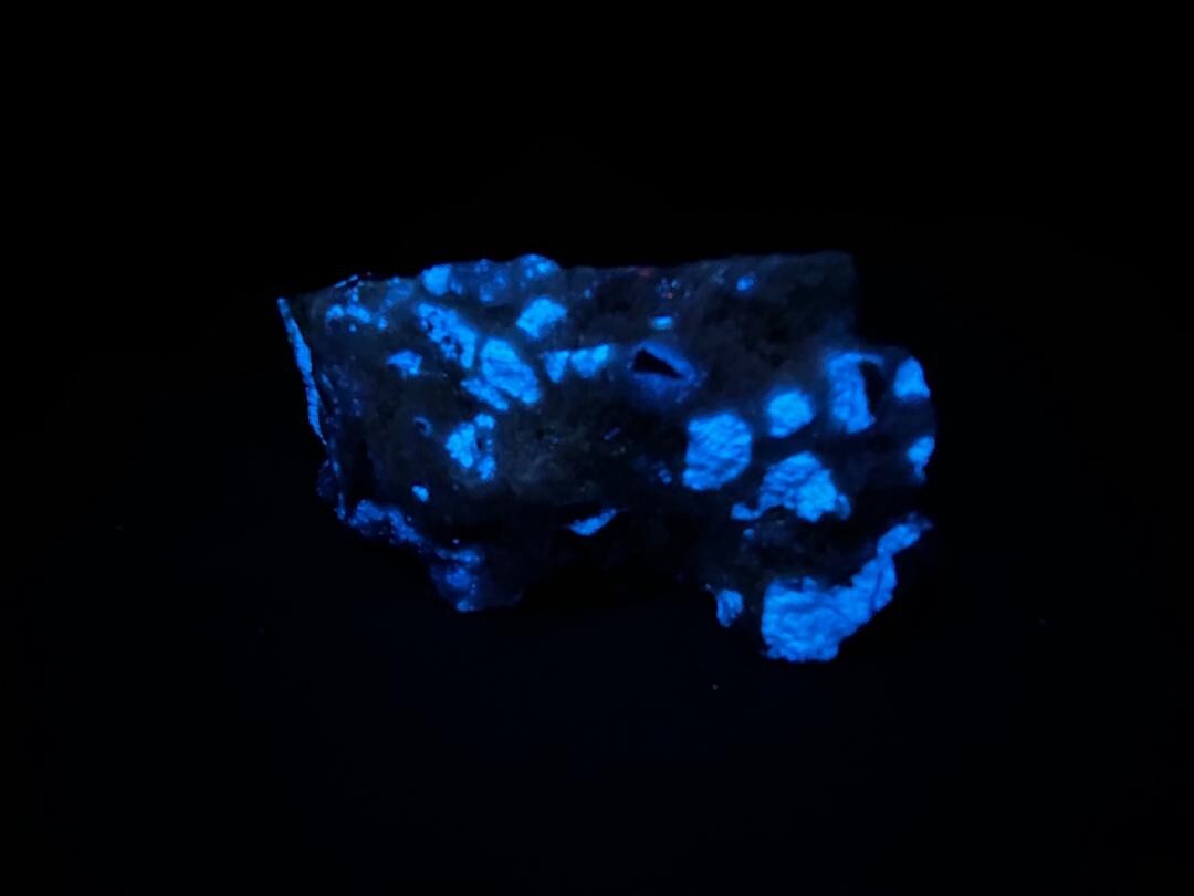 KB: RICH! SW FL BRIGHT BLUE/WHITE SCHEELITE WITH WOLFRAMITE FROM AUSTRALIA