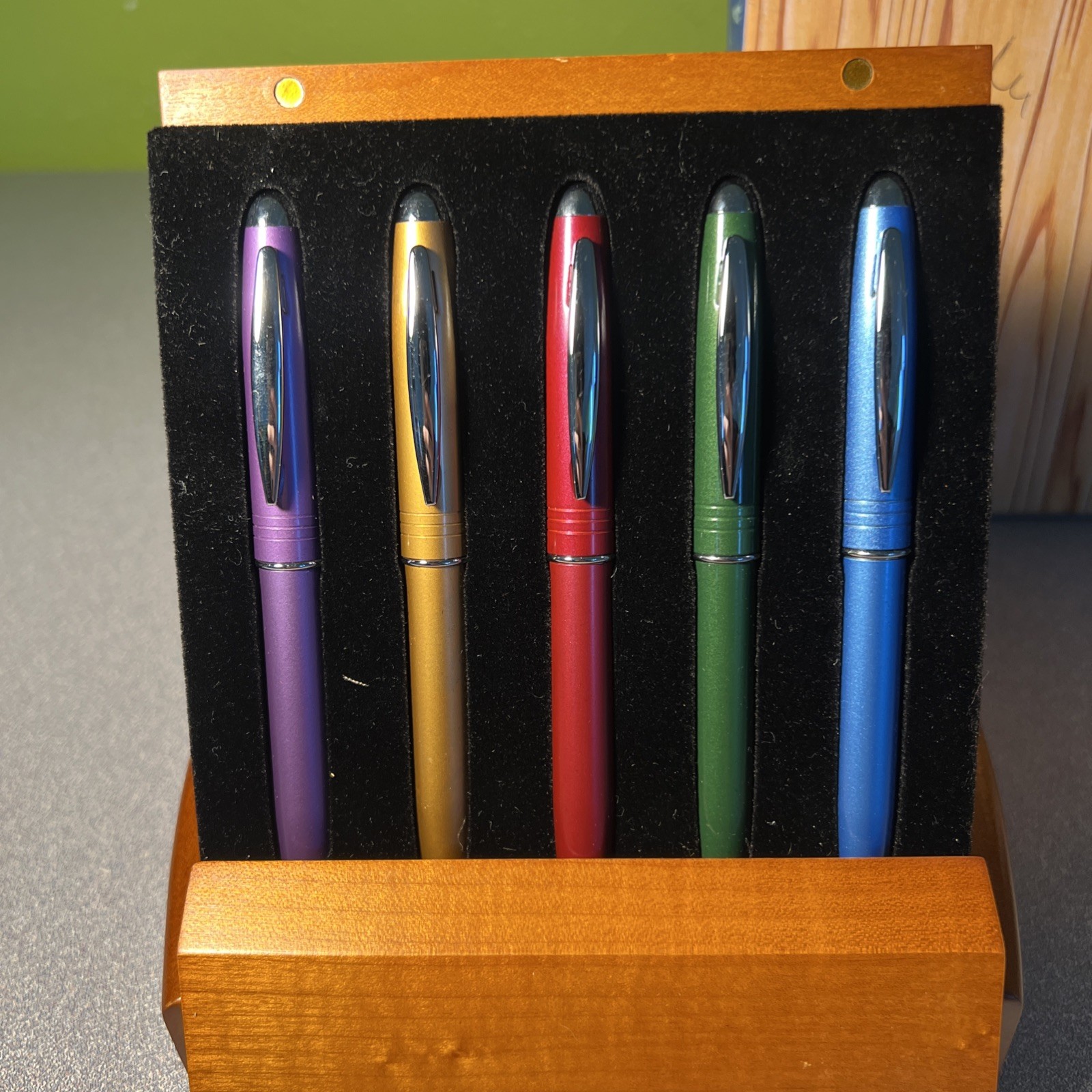 Vintage JCFTECH 5 Metallic Ball Point Pen In Solid Cherry Wood Easel Box