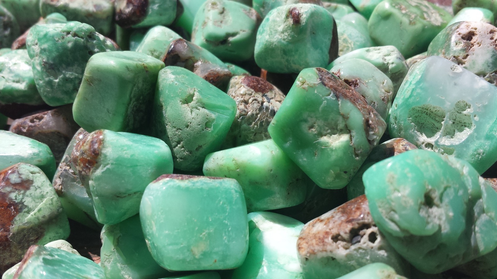 CHRYSOPRASE TUMBLED STONE (1) MEDIUM/LARGE NATURAL TUMBLE STONE