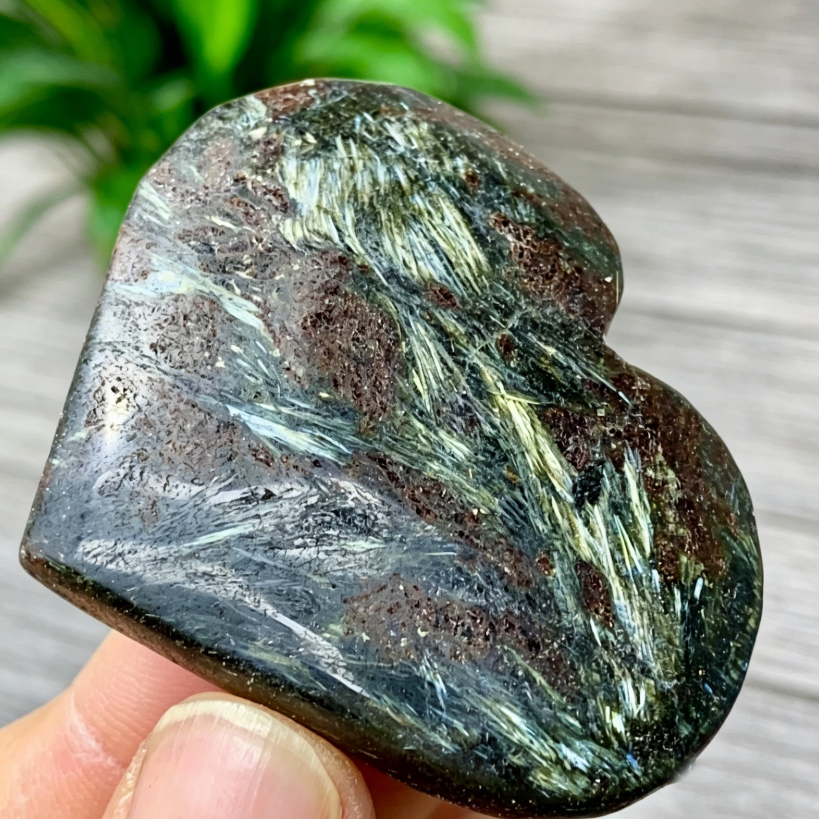 Arfvedsonite Heart Palm Stone 7-8cm Natural Firework Flash Crystal