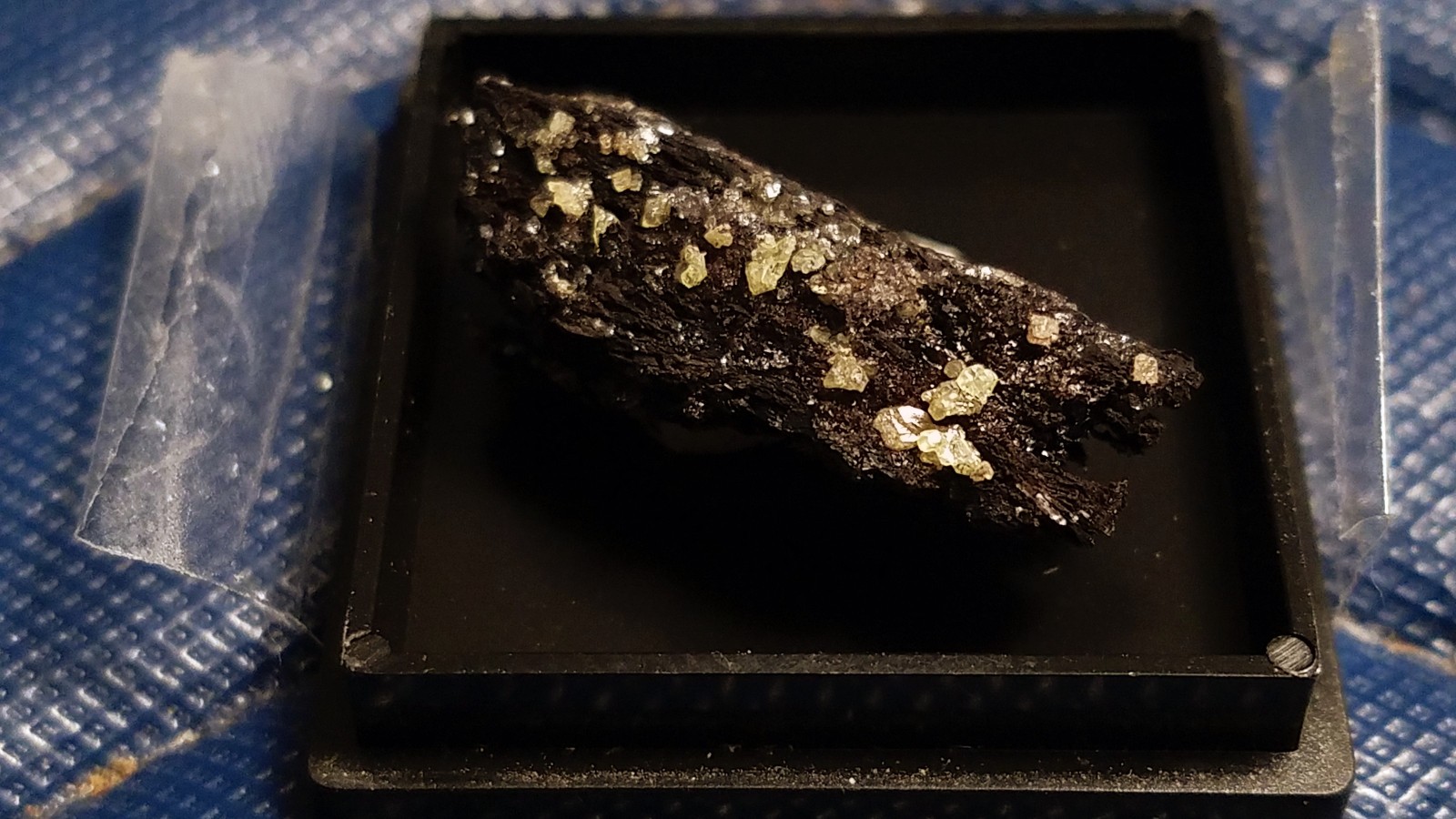 SiG: Tiny Light Pale Yellow Sulphur Crystals on Dark Matrix from Austria