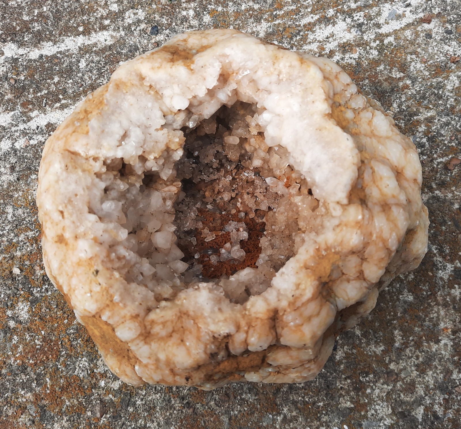 5.5″ Kentucky Chalcedony Geode. Quartz, Natural Opening and Beautiful Color.