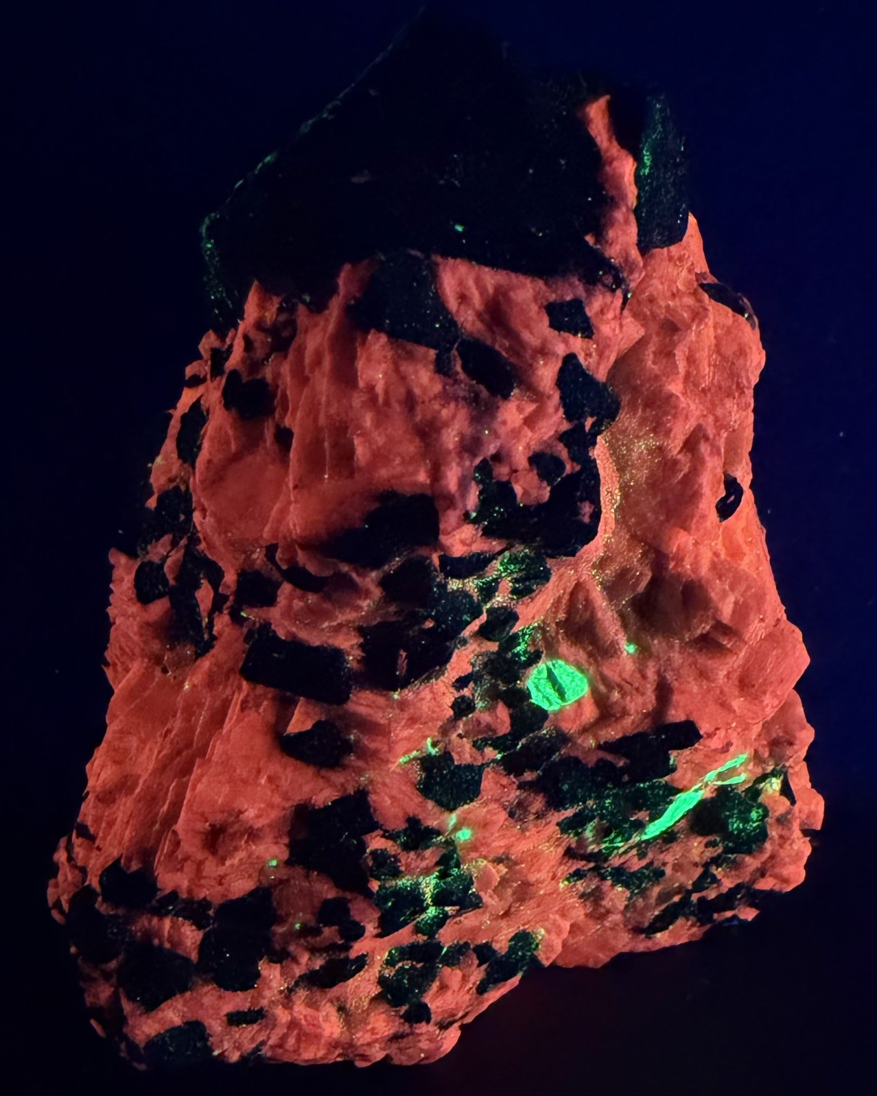 Franklinite crystal in Fluorescent Red Calcite with Willemite From Franklin,Nj