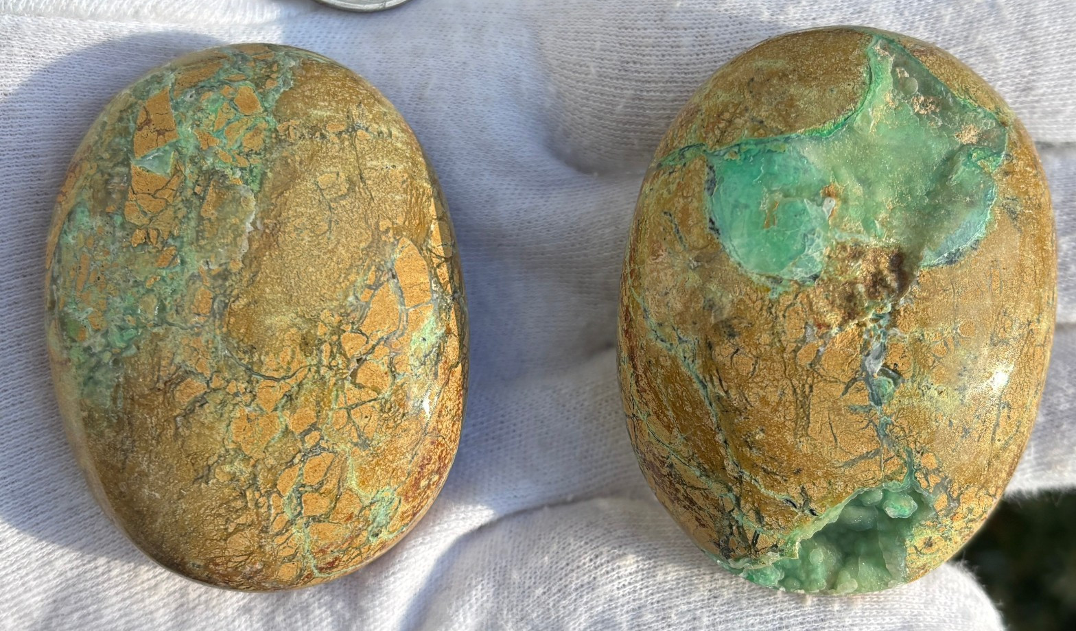 USA SALE SEE VIDEO 157g LOT 2 GREEN SMITHSONITE PALMSTONES PALM STONE STONES