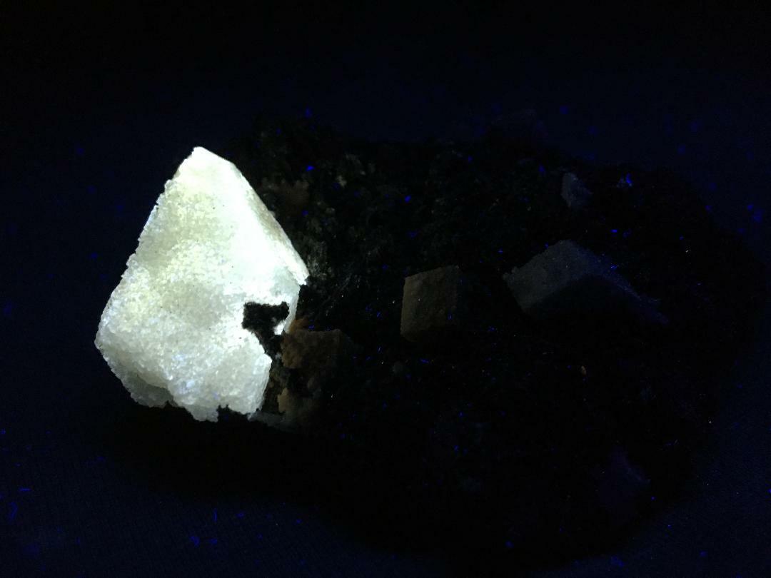 KB: SW FL BRIGHT WHITE & YELLOW/WHITE XL SCHEELITE FROM INNER MONGOLIA, CHINA