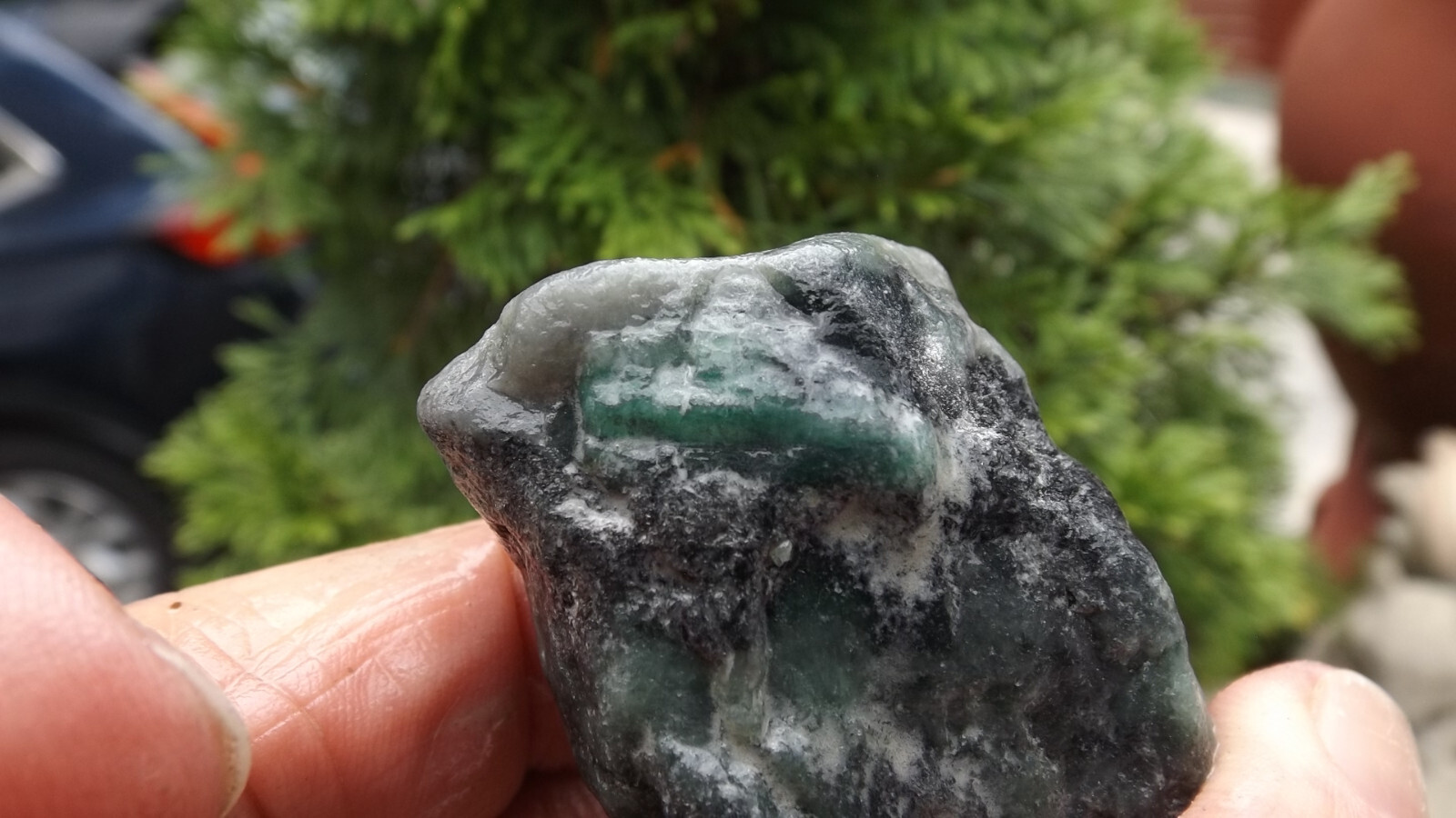 1LB = 2,000 CARATS LOT – EMERALD CRYSTALS IN MINE ROUGH STONE MATRIX