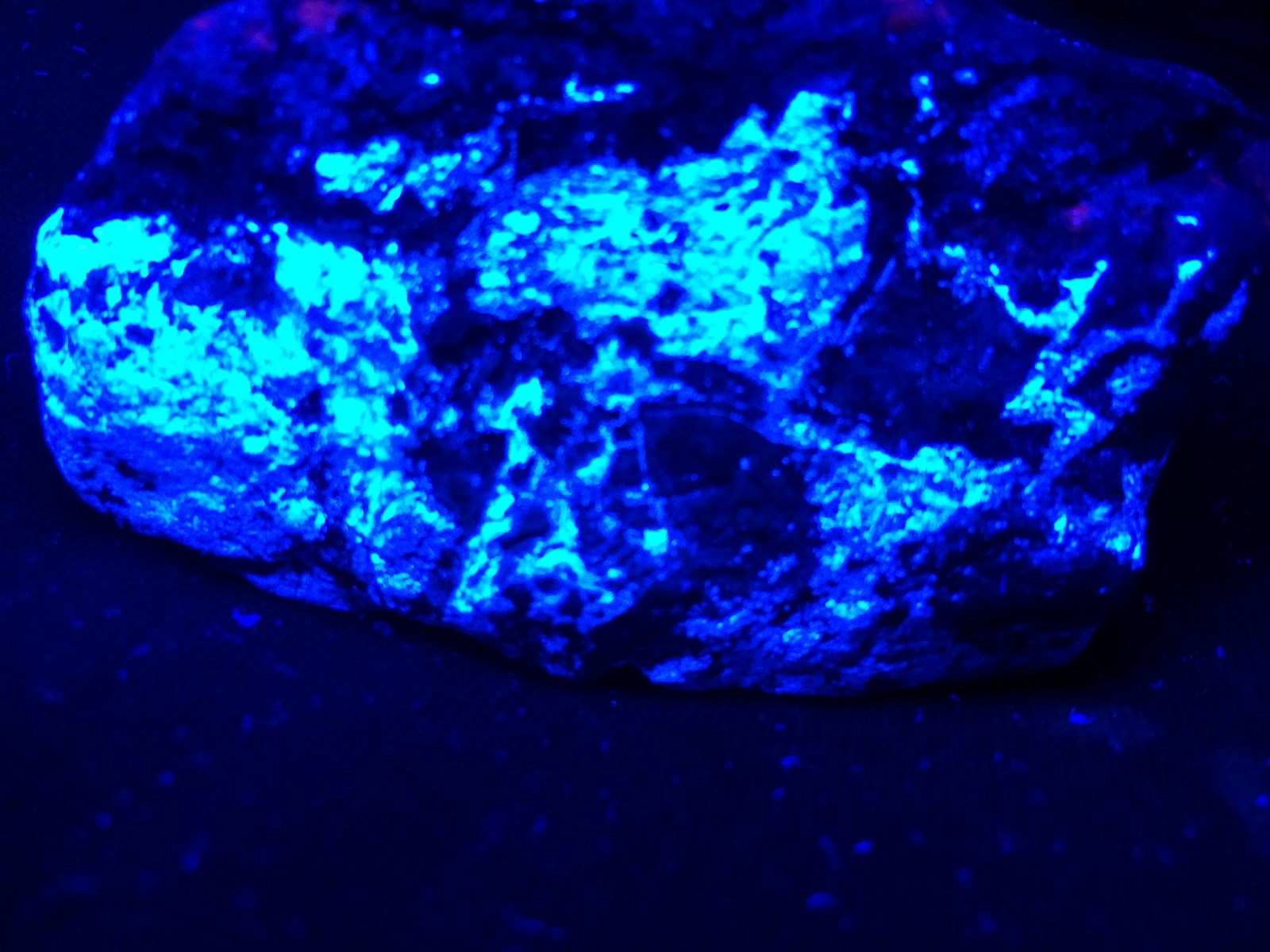 KB: FANTASTIC ORE SPECIMEN SW FL. BLUE/WH SCHEELITE & RED CALCITE ANDREW MINE CA