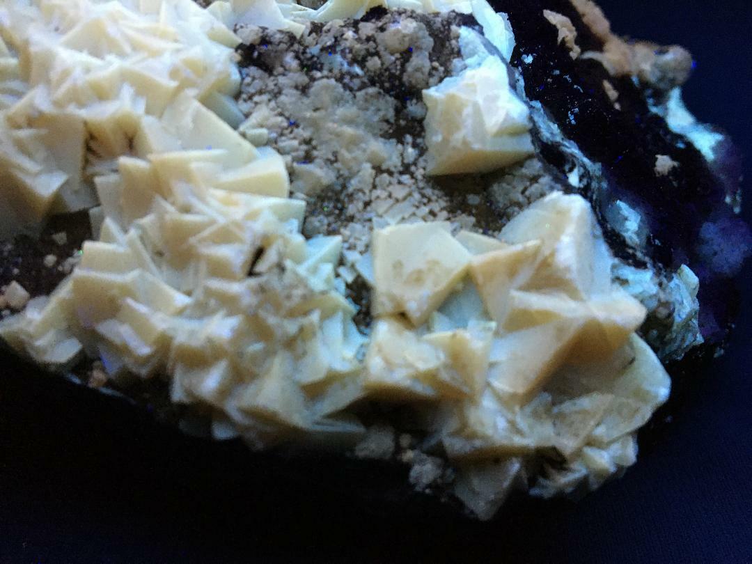 KB: BRIGHT! FL. YELLOW/WHITE & WHITE SW/LW/PHOS. CALCITE XLS. ON MATRIX, OREGON