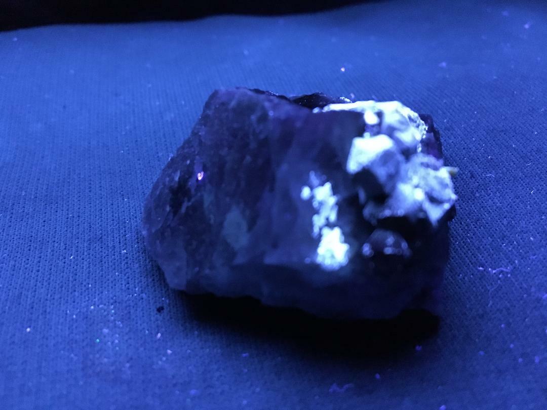 KB: FANTASTIC AND BRIGHT FL. BLUE/WHITE SW SCHEELITE ON MATRIX FROM GERMANY