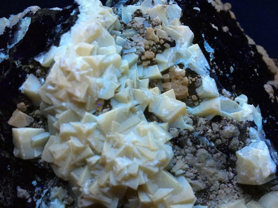 KB: BRIGHT! FL. YELLOW/WHITE & WHITE SW/LW/PHOS. CALCITE XLS. ON MATRIX, OREGON