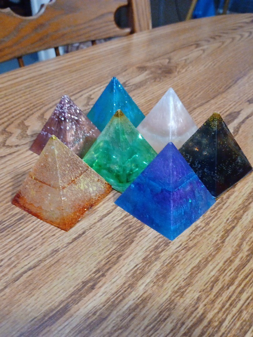 7 Chakra Aura Reiki Energy Spiritual Grid Acrylic Lucite Pyramid FAST SHIPPING!