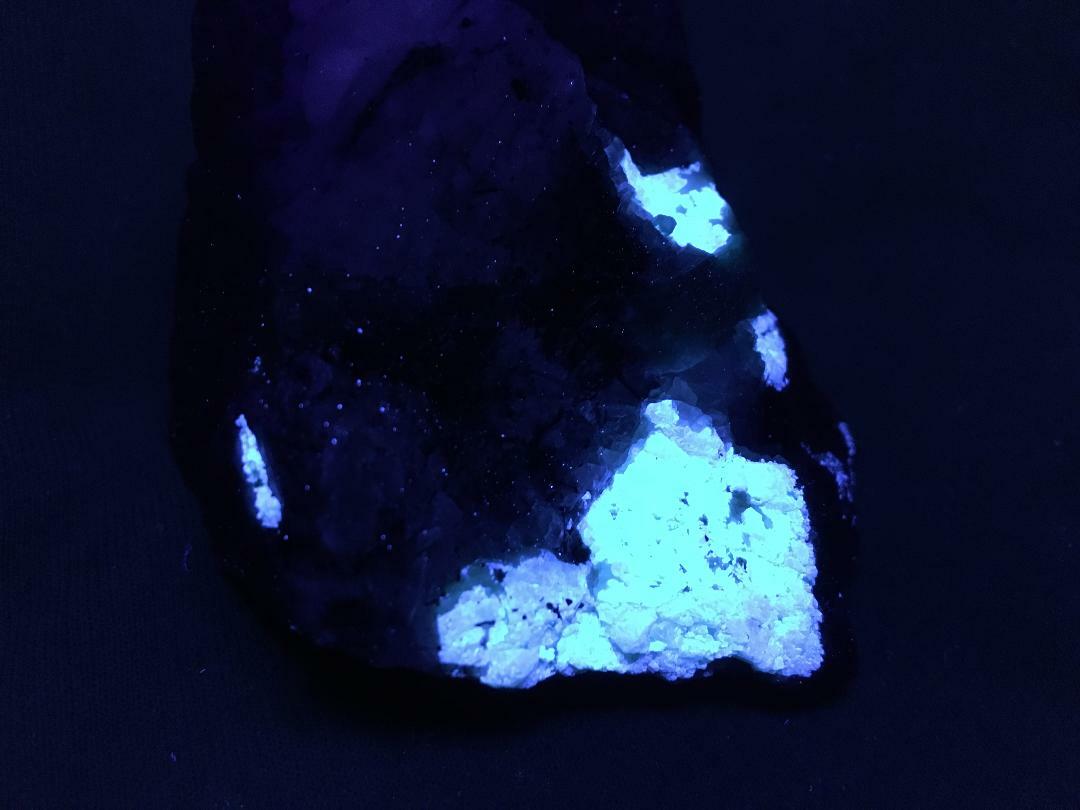KB: SW FL BRIGHT BLUE/WHITE SCHEELITE W/ EMERALD FROM YUNNAN PROVINCE, CHINA