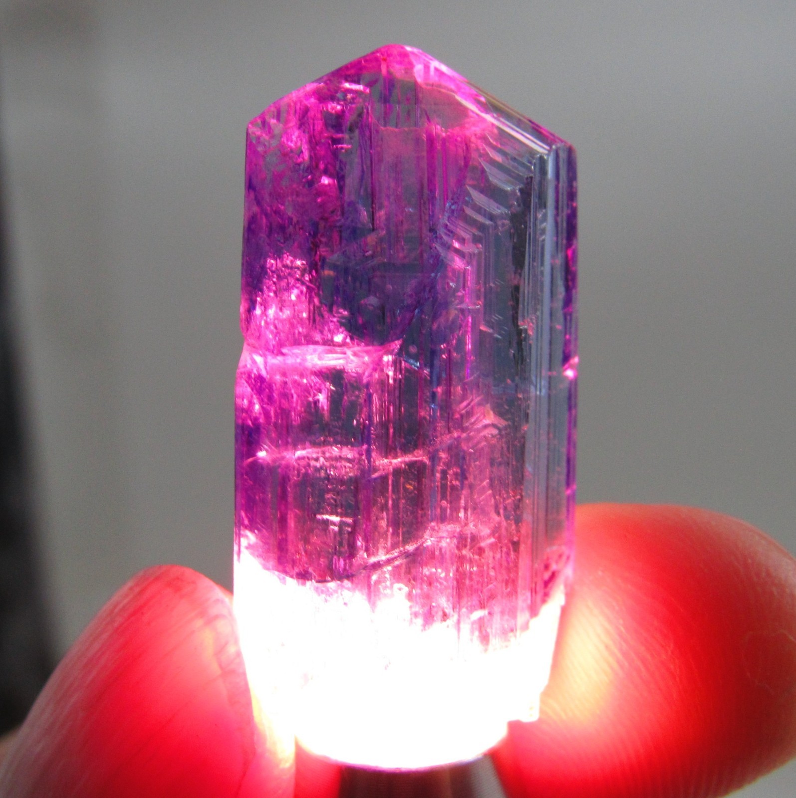 EXTRAORDINARY VIBRANT NEON PURPLE UNHEATED GEM TANZANITE CRYSTAL!!! TANZANIA