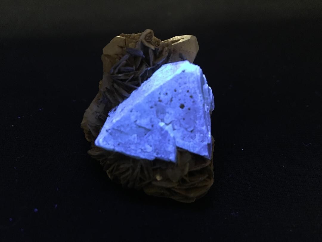 KB: SW FL BRIGHT BLUE/WHITE XL OF SCHEELITE IN MATRIX, SICHUAN PROVINCE, CHINA