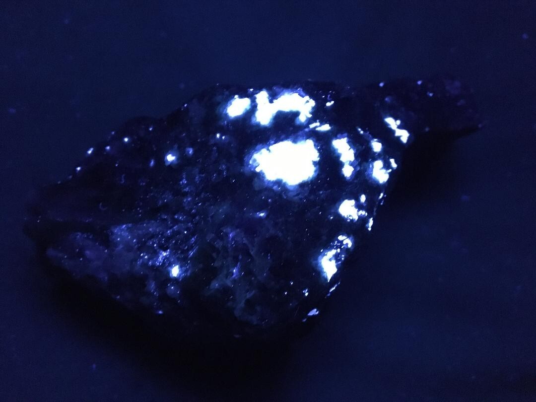 KB: SW FL BRIGHT BLUE/WHITE SCHEELITE W/ EMERALD XL FROM YUNNAN PROVINCE, CHINA