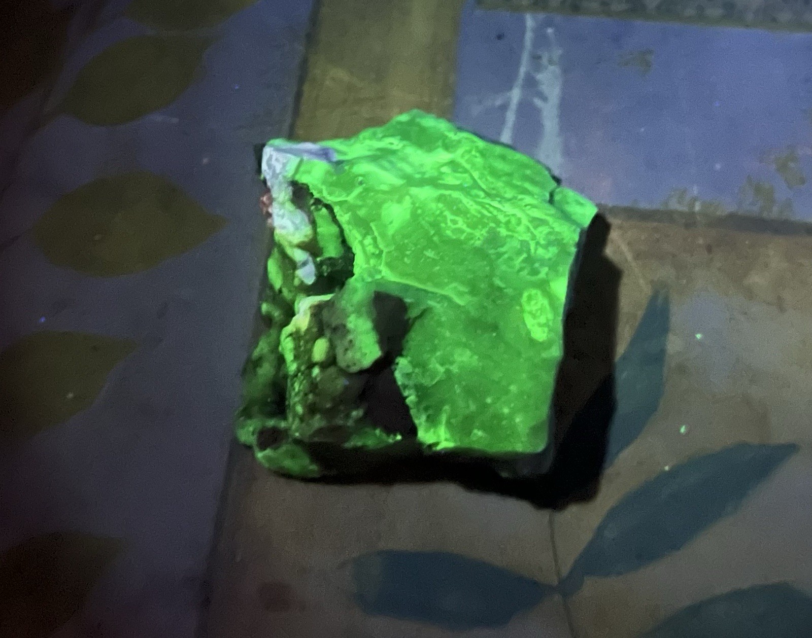 Fluorescent Mineral 87.4g UV Short Wave Really Cool Approx 2 Inches