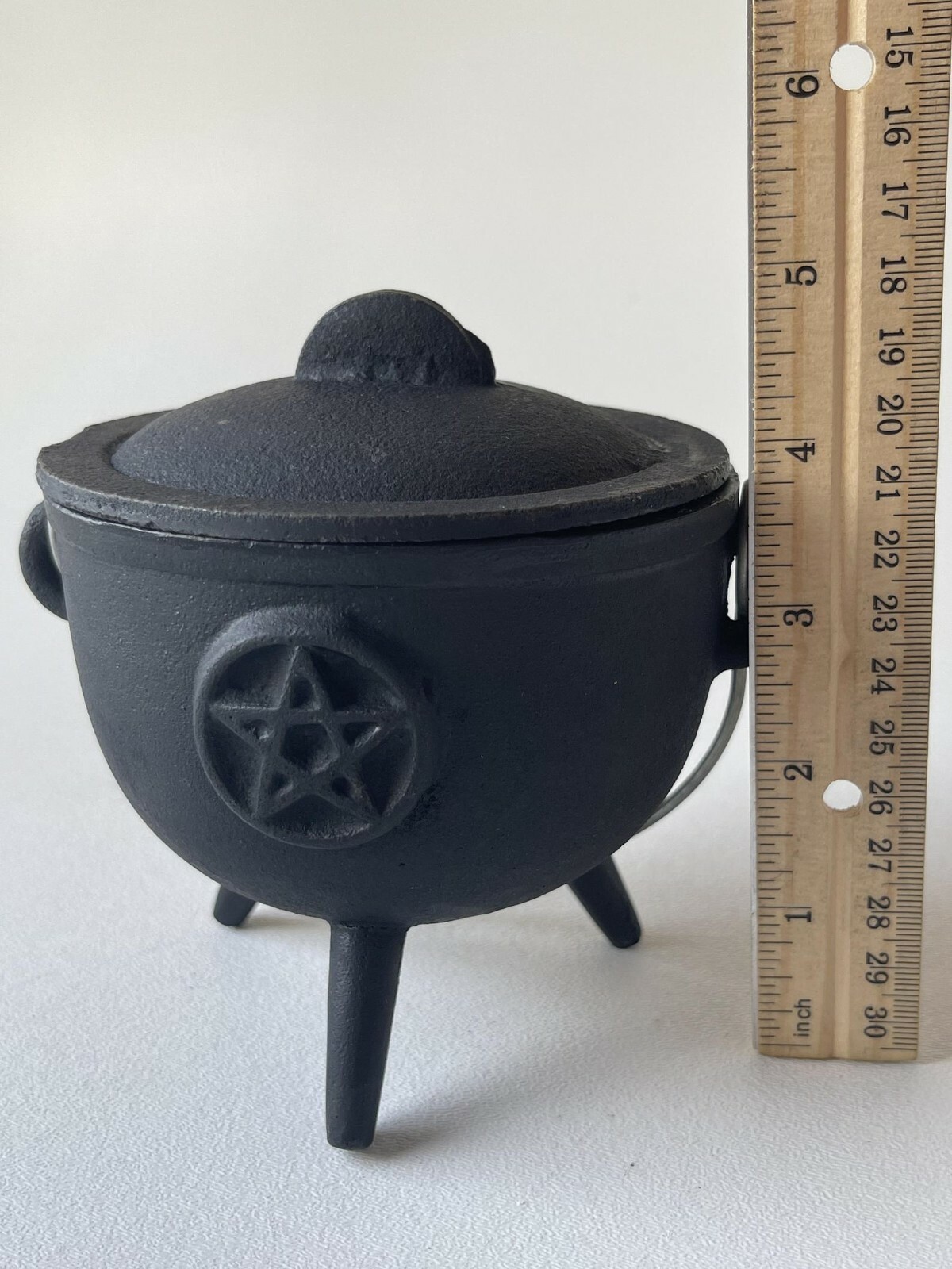 Pentagram Pentacle Cast Iron Cauldron with Lid and Handle, Witches cauldron
