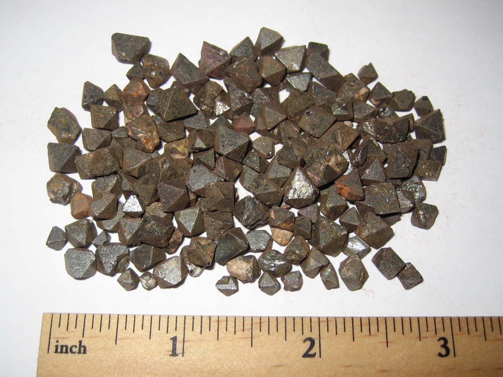 PILE TINY NATURAL ROUGH 0.2″- 0.3″ MAGNETITE CRYSTAL MINERALS FROM BRAZIL 68g *5