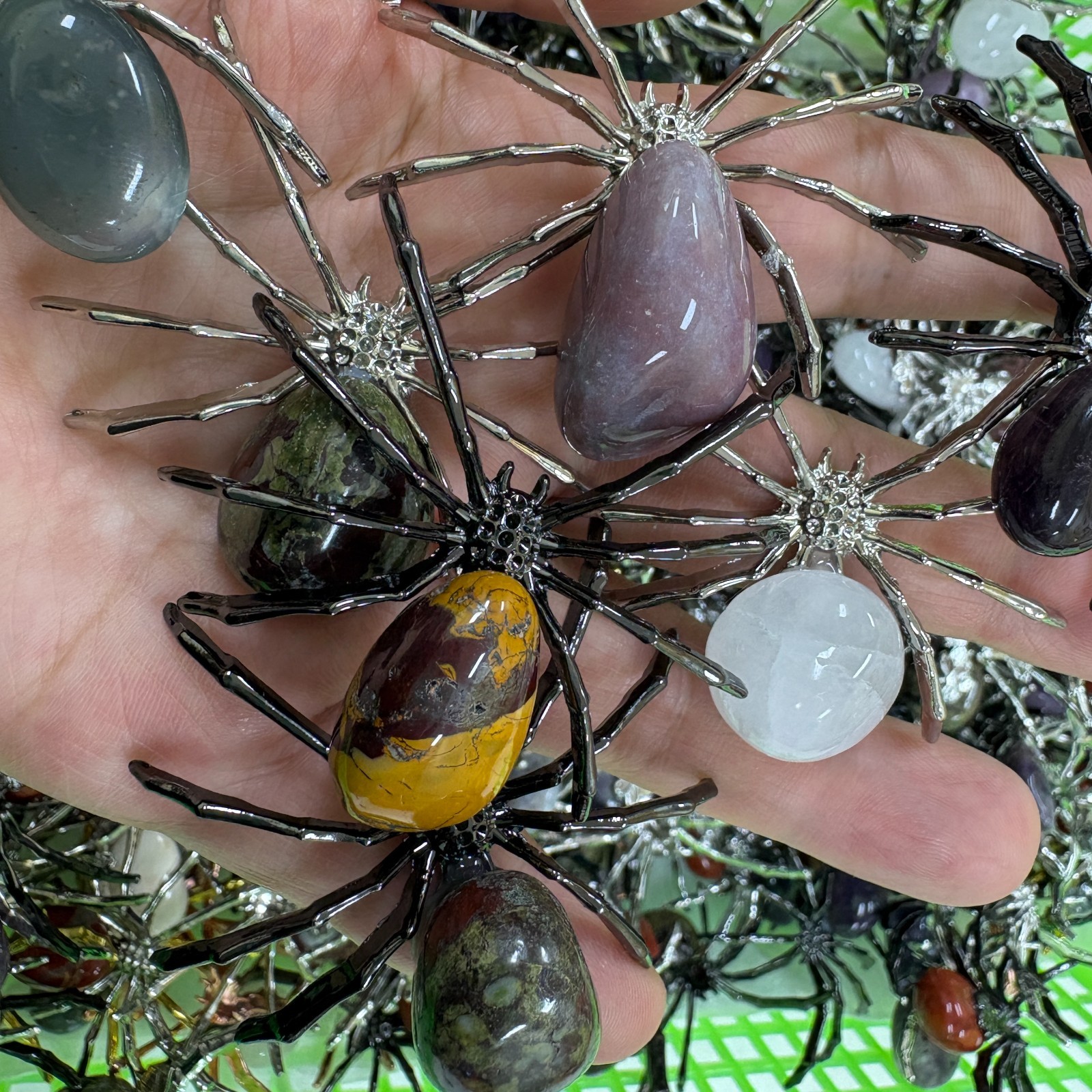 50Pcs Natural mixed material Reiki stone Spider Crystal Quartz Healing Decorate