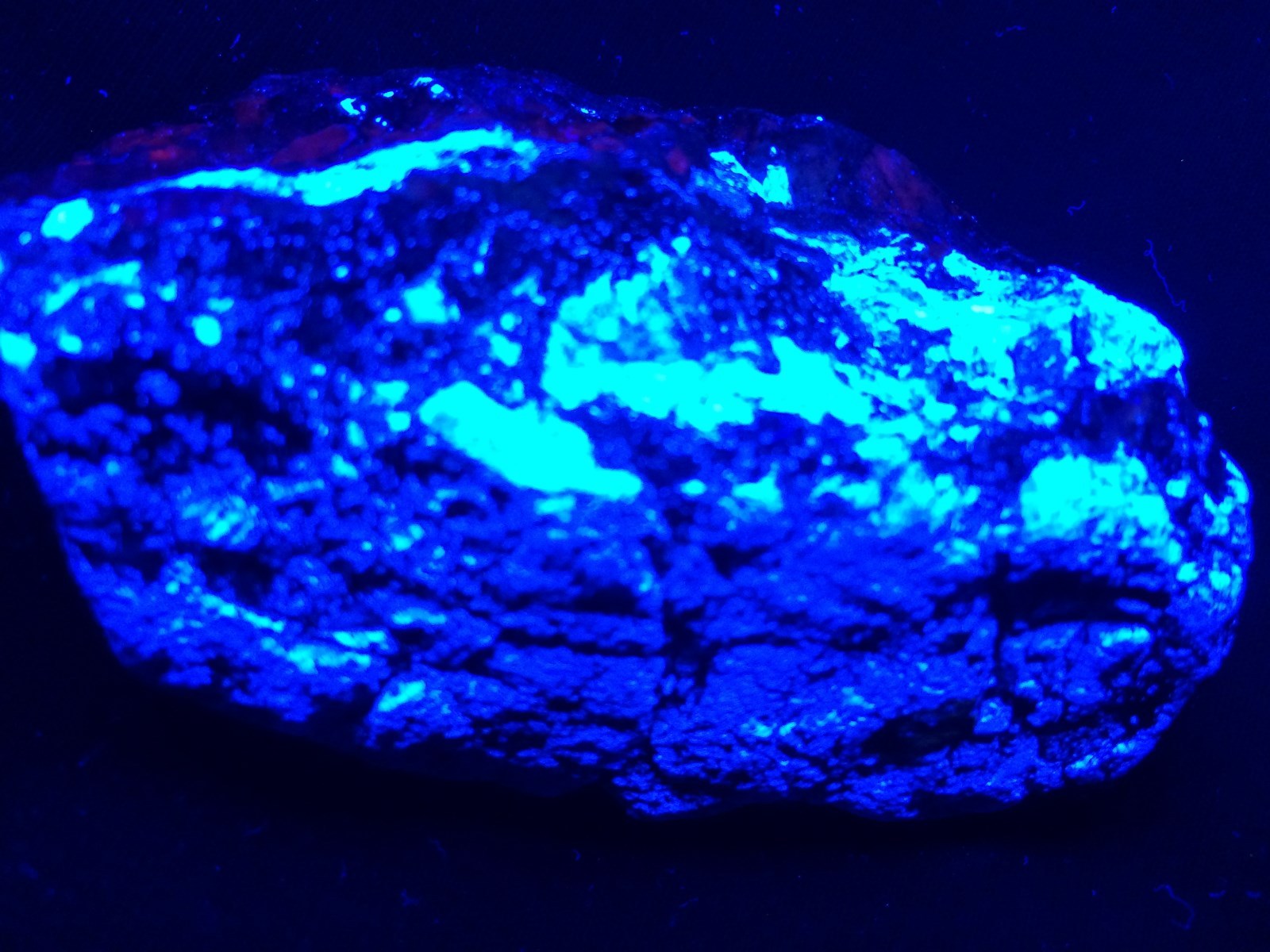 KB: FANTASTIC ORE SPECIMEN SW FL. BLUE/WH SCHEELITE & RED CALCITE ANDREW MINE CA
