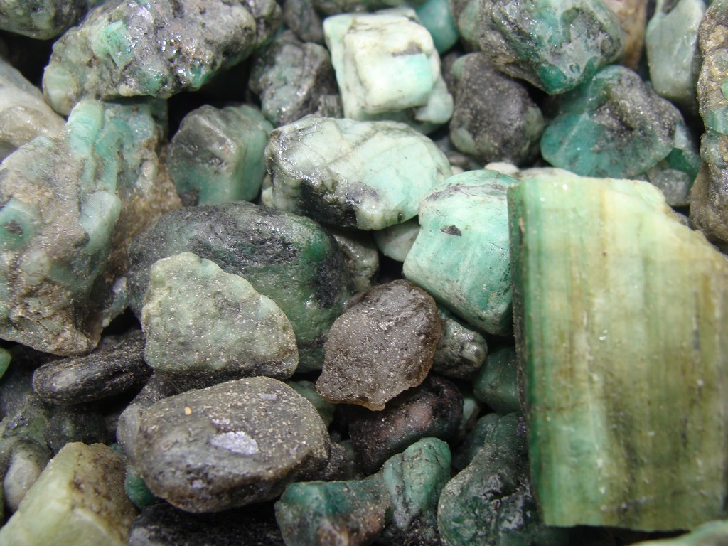 2000 Carat Lots of Unsearched Natural Emerald Rough + a FREE faceted Gemstone